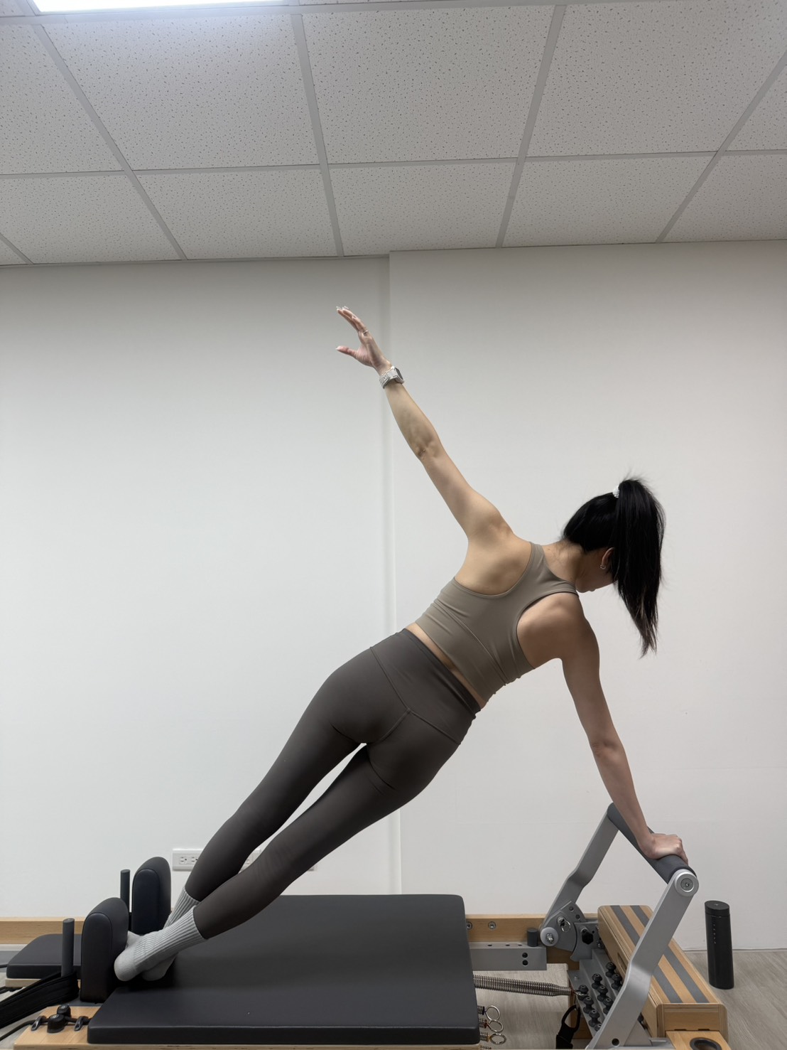 學員在 Reformer 核心床上練習