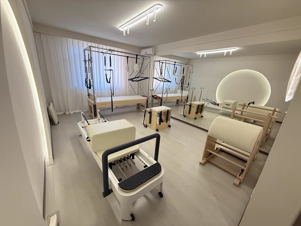 霂序場館全景 - 多台 Reformer 核心床與凱迪拉克床